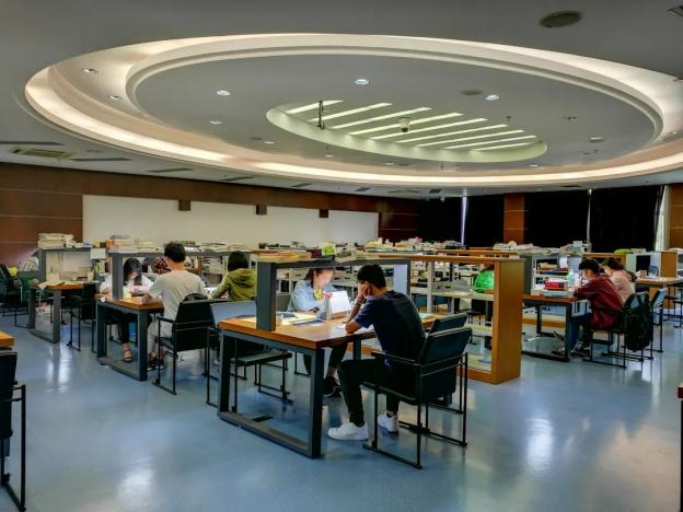 上海第二工业大学对新生说你好,新同学!欢迎来到图书馆!